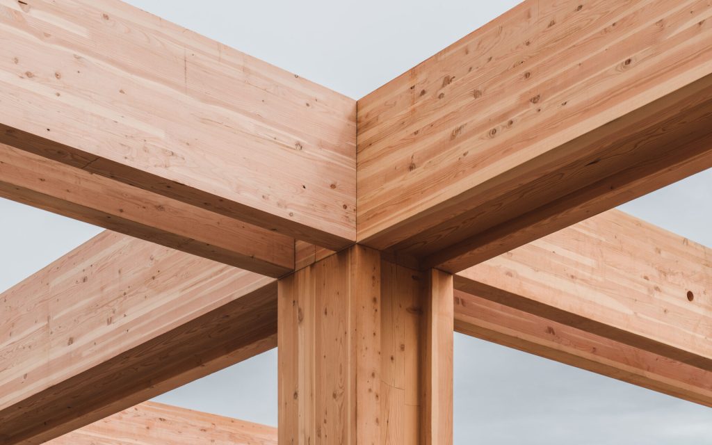 🌲 Madera laminada: Fuerza, belleza y sostenibilidad para tus proyectos